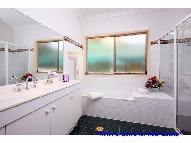 11 Preston Place, Brookfield QLD 4069